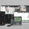 Videokonferenz, Smartphone und IP-Telefon vor grauem Hintergrund